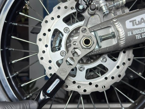 MotoPERIMETRO 2408 Llave múltiple combinada ruedas neumáticos cartuchera herramientas Bajaj BMW Honda Kawasaki Suzuki Benelli KTM Beta Ducati Voge Royal Enfield Triumph Aprilia Motomorini Vespa CF-Moto Zontes Moribidelli RVM QJ Kymco