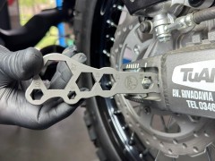 MotoPERIMETRO 2408 Llave múltiple combinada ruedas neumáticos cartuchera herramientas Bajaj BMW Honda Kawasaki Suzuki Benelli KTM Beta Ducati Voge Royal Enfield Triumph Aprilia Motomorini Vespa CF-Moto Zontes Moribidelli RVM QJ Kymco